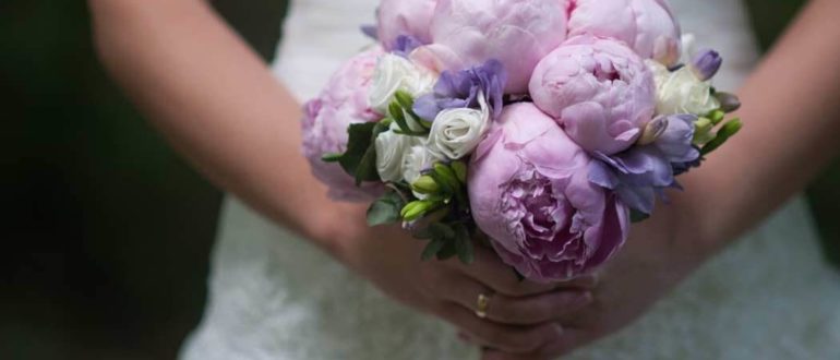 Букет невесты из фиолетовых пионов