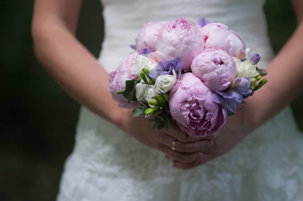 Букет невесты из фиолетовых пионов
