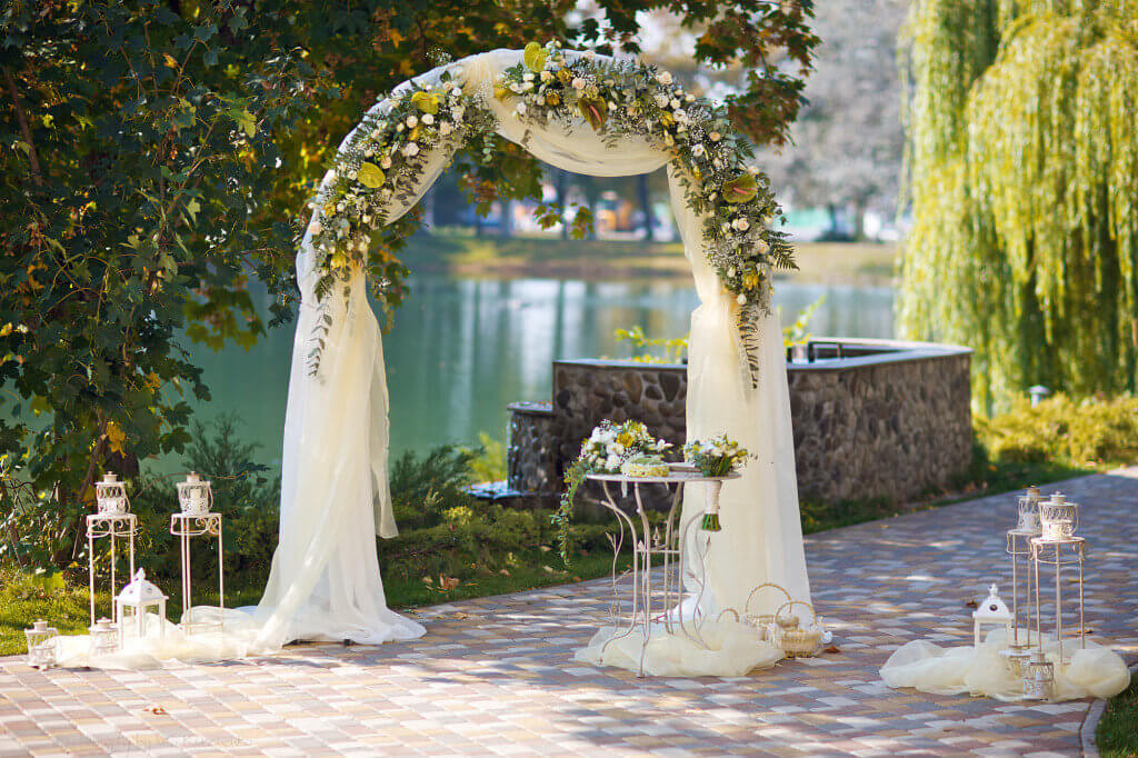 Оформление свадебных арок цветами