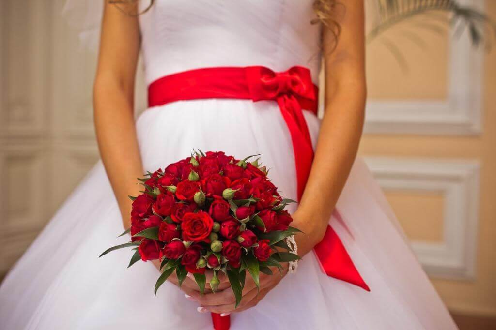 Свадебный букет с бордовыми розами