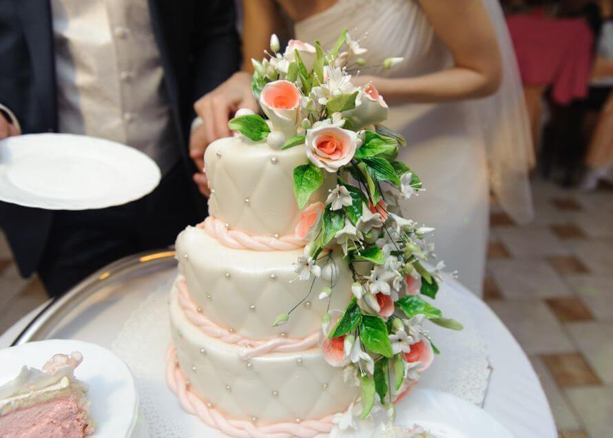 Угощать свадебным тортом