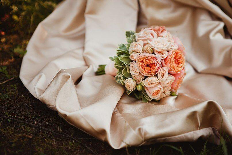 Букет невесты в персиковом цвете