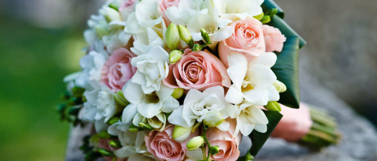 Букеты невесты из роз и фрезий