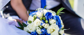 Свадебный бело-синий букет из роз