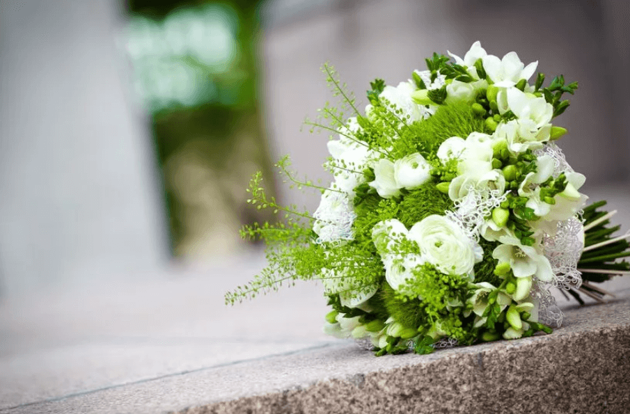 Бело-зеленый свадебный букет